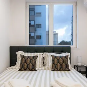  Apartamento Stylish W/ River View By Lovelystay